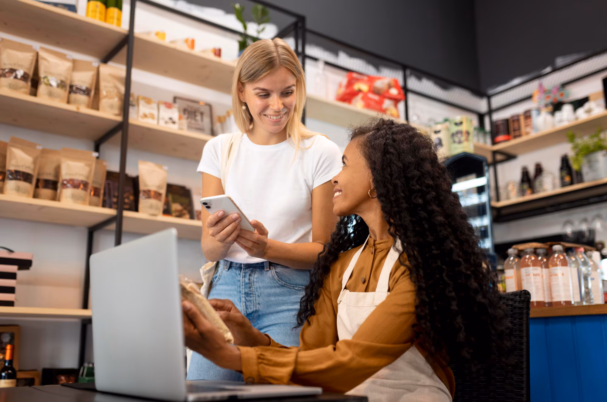 mujeres sonrientes tiro medio dispositivos 23 2149081077